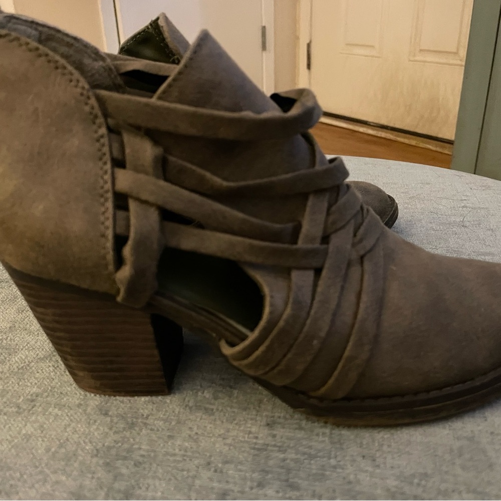 Womens booties Size 7 Good Used Condition by Fergie brown Suede